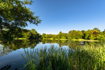 Schwanenteich im Schlosspark Putbus auf Rügen