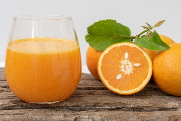 Vaso de zumo de naranja y la fruta fresca