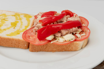 Sándwich de atún con tomate y pimiento rojo