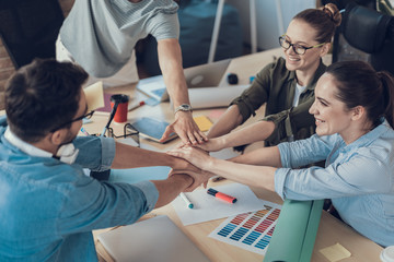 Fototapeta premium Szczęśliwy zespół rozpoczynający pracę z nowym projektem w biurze