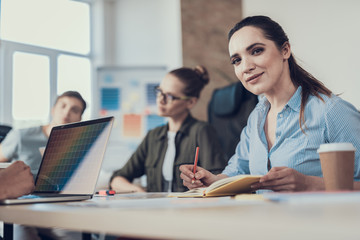 Obraz premium Two young women concentrated on their working tasks