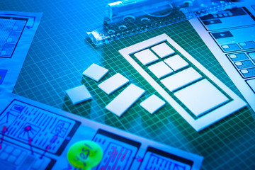Obraz premium UX-designer. Web designer sketches a draft of a mobile application. Pre-web prototyping process. Designing the user interface of the mobile application.