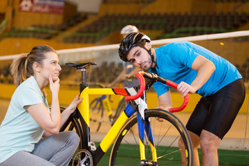 Obraz premium discussing about a bike problem