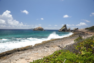 Plage littoral vagues sur rochers océan