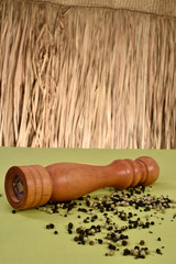 Pepper grinder with peppers grains without straw bottom