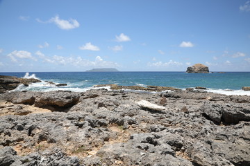 vagues qui éclatent sur les rochers Océan, Plage, mer des Caraibes