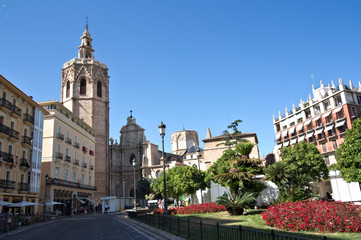 Fototapeta na wymiar Catedral de Valencia desde la plaza de la Reina