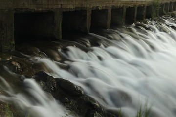 Cascade en pause longue filé d'eau, eau lissée