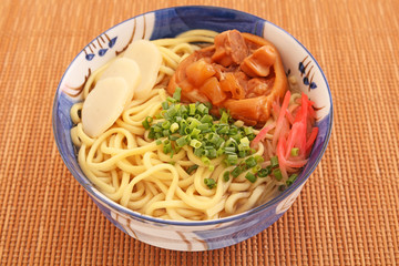 沖縄伝統の豚足テビチそば