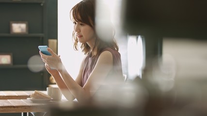 カフェ・女性・スマートフォン