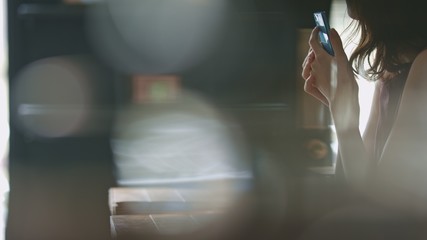 カフェ・女性・スマートフォン