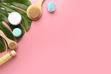 Obraz premium Natural skincare and spa essentials with monstera leaf on pink background for beauty and wellness