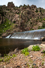 Obraz premium river dam in a canyon