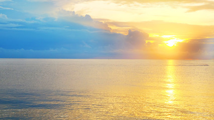 Obraz premium Beautiful sunrise on pastel color cloud sky at the sea in the morning on rain season.