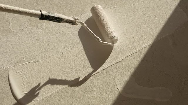 足あとのついた床にペンキを塗る