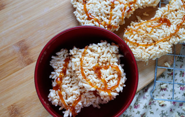 Crispy rice with caramel topping