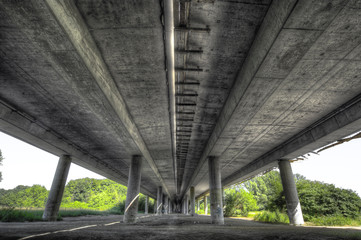 Unteransicht einer sanierungsbedürftigen Autobahnbrücke