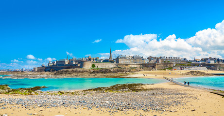 Beautiful view of the city of Privateers - Saint Malo in Brittany, France - obrazy, fototapety, plakaty