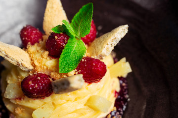 Vanilla pudding with raspberries and cookies