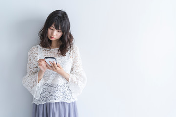 スマートフォンを使う女性