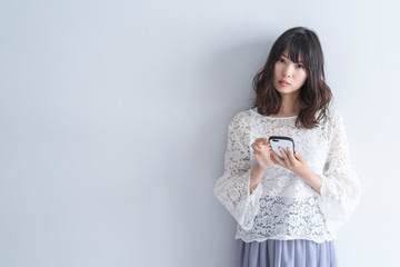 スマートフォンを使う女性