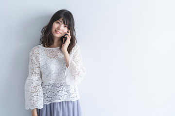 スマートフォンを使う女性