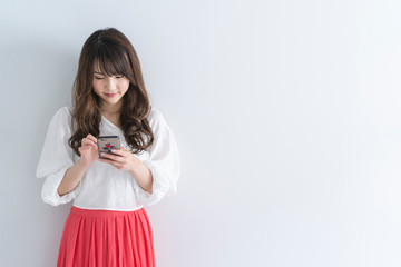 スマートフォンを使う女性