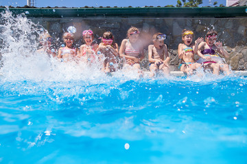 Obraz na płótnie Canvas Children play in pool at the resort