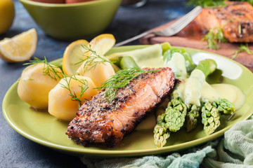 Baked salmon with asparagus and hollandaise sauce