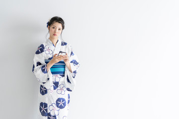 スマートフォンを使う浴衣の女性
