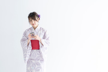 スマートフォンを使う浴衣の女性
