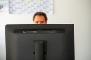 Arbeiten an einem Computer im Büro