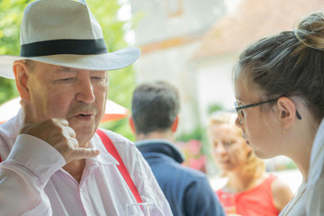 Grand-père demandant à sa petite-fille de l'appeler, et mimant un combiné téléphonique avec...