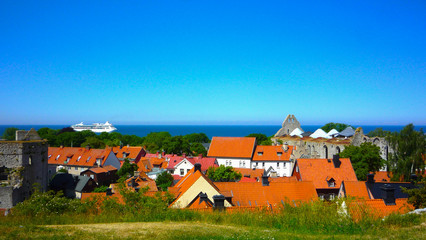 Panoramablick über historischen Stadtkern von Visby, Gotland mit Ruinen und weißem...