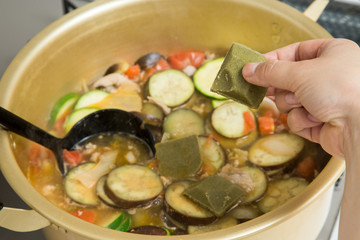 夏野菜でカレーを作っている途中でカレールーをいれる瞬間