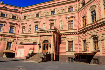 Fototapeta premium St. Michael's Castle also called Mikhailovsky Castle or Engineers' Castle is a former royal residence of Emperor Paul I in the historic centre of Saint Petersburg, Russia