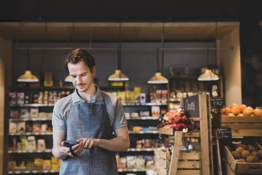Sales assistant in food market using a scanner
