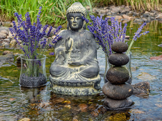 Lavendel mit Steinen und Buddha im Gleichgewicht