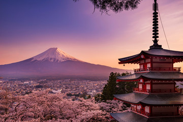  夕日に染まる新倉山浅間公園 忠霊塔と富士山