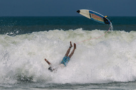 Surfera's crasha on the wave