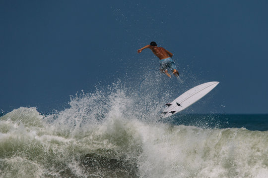 Surfera's crasha on the wave