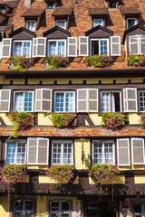 Mit Geranien geschmücktes typisches Haus in Strassburg/Frankreich im Elsass