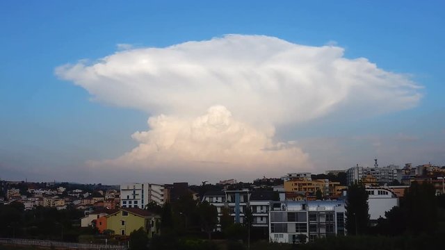 Benevento - Time lapse di fungo di nuvole al tramonto