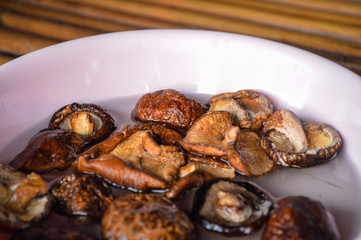 Dried shiitake mushrooms, soaked in water to return to normal, cooking soup