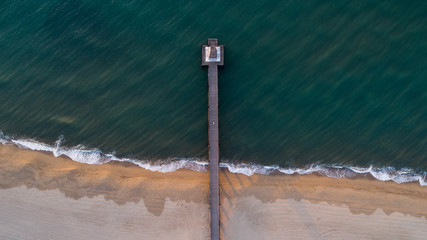Vue drone sur le ponton de Leucate pendant un lever de soleil