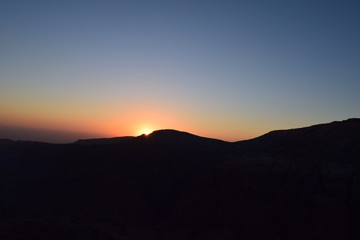 Obraz premium Zachód słońca za górami Dana - Jordania