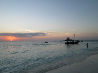 Fototapeta na wymiar tramonto Zanzibar Onguja spiaggia mare barca