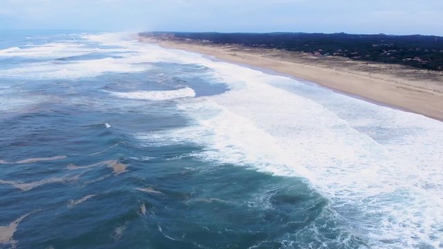 Wellen brechen am Strand
