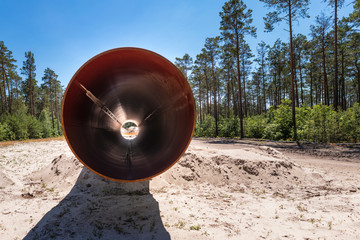Blick in ein Stahlrohr einer Pipeline