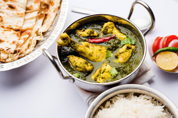 palak/spinach Chicken or Murg Saagwala served in a bowl with Naan and rice